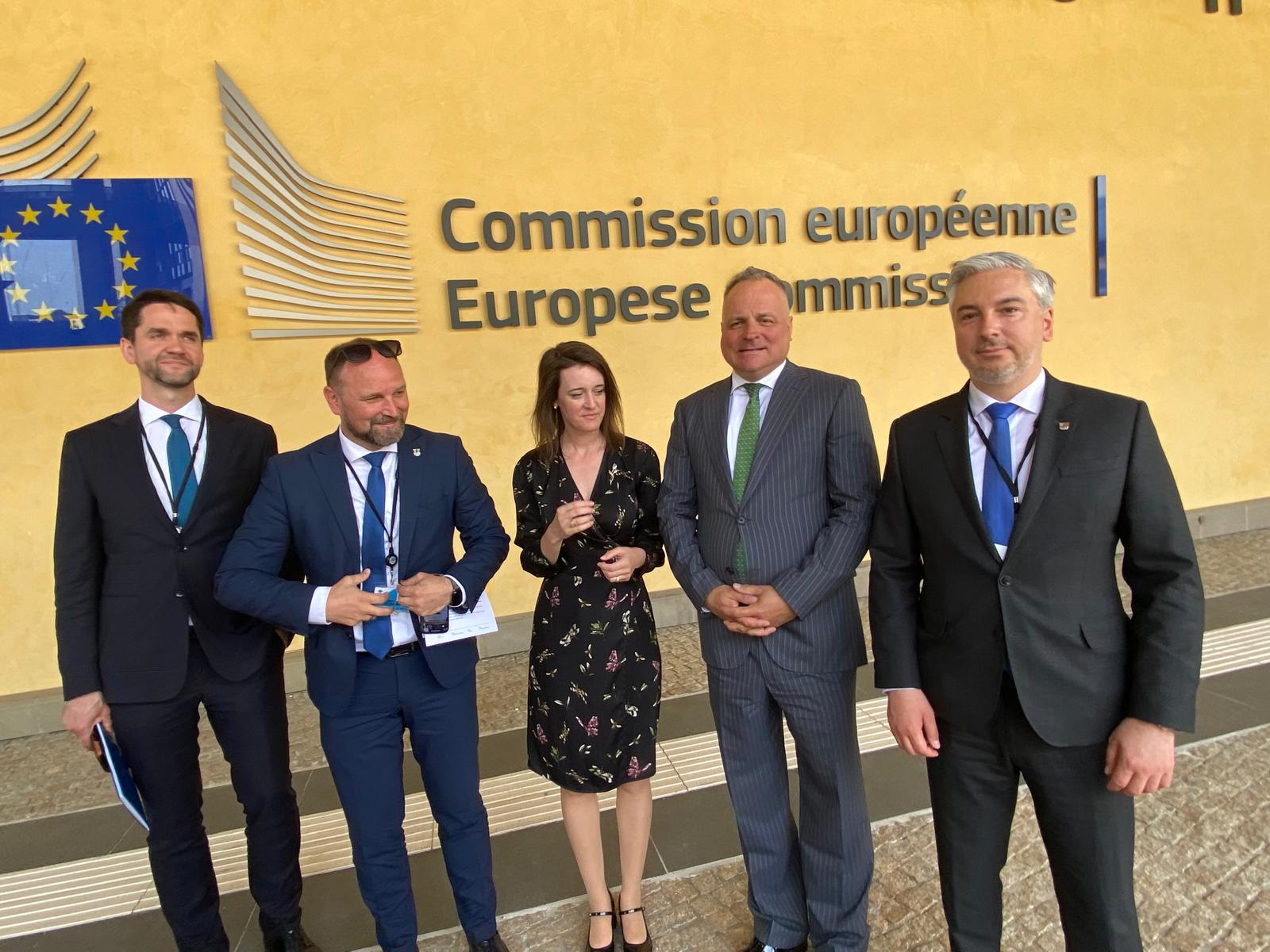 MEP Karvašová and representatives of SK8 discussed with Commissioner Fitt about EU funds for the regions