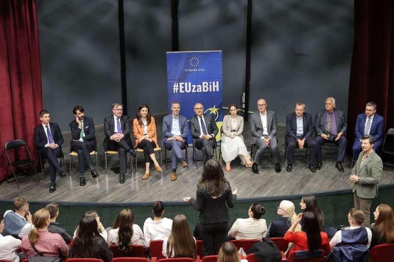 Ambasador Soreca sa ambasadorima i diplomatama 11 zemalja članica EU u Banjoj Luci povodom Dana Evrope (Foto FENA/EU u BiH)