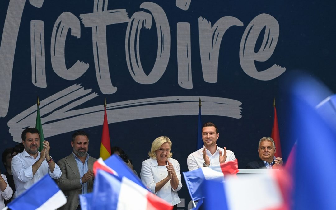 Orban et Le Pen s’en prennent avec virulence à l’Union européenne pendant un meeting en France