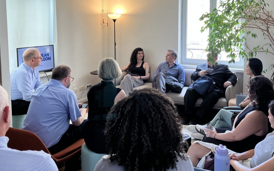 Journalistinnen und Journalisten aus den USA besuchen den European Newsroom