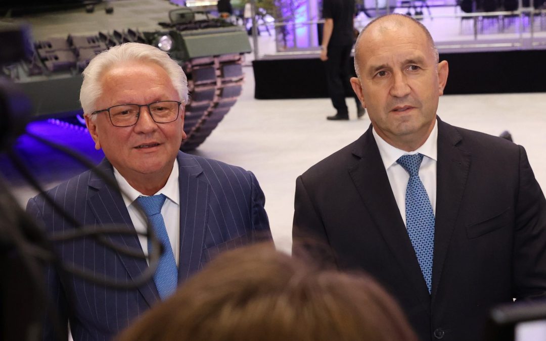 Президентът на Република България Румен Радев (вдясно) и изпълнителният директор и президент на "Райнметал“ Армин Папергер (вляво), дават изявление пред българските медии на откриването на високотехнологичен завод "Райнметал" в Унтерлюс, Долна Саксония.