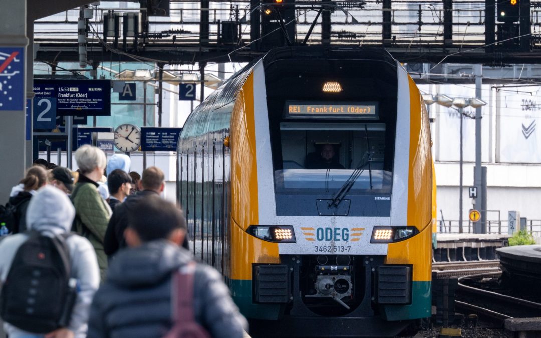 Reisende warten in Berlin auf Bahnsteig 2 des Bahnhofs Zoologischer Garten auf die Ankunft des Regionalexpress RE1 der ODEG mit Fahrtziel Frankfurt (Oder). Foto: picture alliance/dpa | Soeren Stache