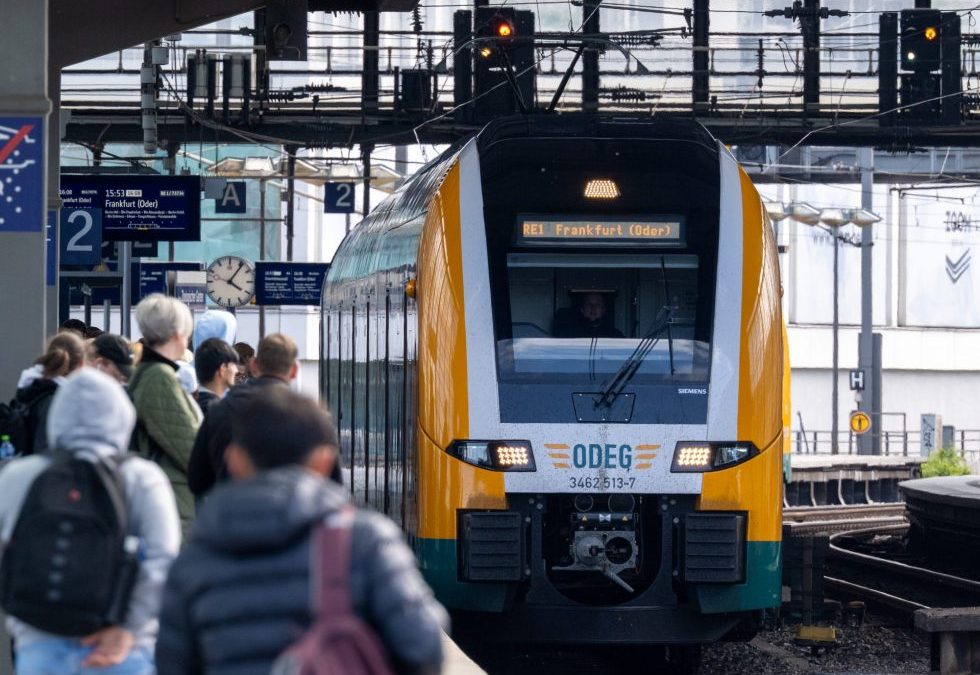 Pasajeros esperan en el andén 2 de la estación Zoologischer Garten de Berlín la llegada del tren exprés regional ODEG RE1 con destino a Fráncfort del Óder. Foto: Picture Alliance/dpa | Soeren Stache