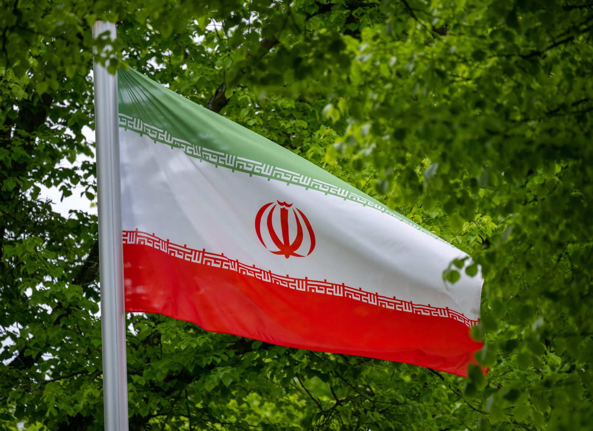 Die Flagge der Islamischen Republik Iran vor der Botschaft des Staates an der Podbielskiallee.