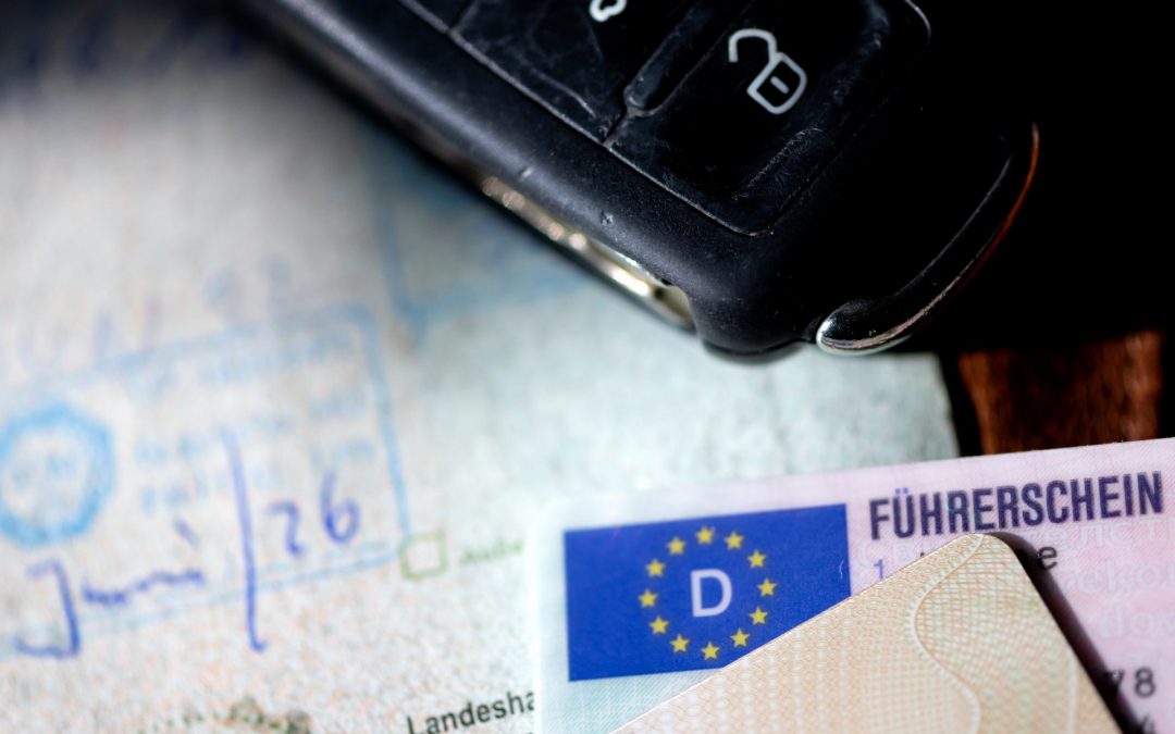 Ein Führerschein, ein Autoschlüssel, ein Personalausweis und eine Zulassungsbescheinigung liegen auf einem Portemonnaie. Der TÜV-Verband präsentiert am 04.03.2025 in einer Online-Pressekonferenz die aktuellen Zahlen zu Führerscheinprüfungen und gibt Empfehlungen zur Weiterentwicklung des Fahrerlaubniswesens.
