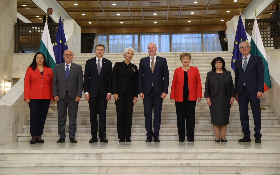 Пътят на България към еврото укрепи българските институции, заяви еврокомисарят Валдис Домбровскис