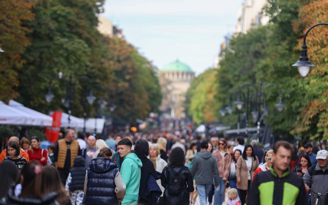 Хора се разхождат в центъра на София. Снимка: Владимир Шоков, БТА
