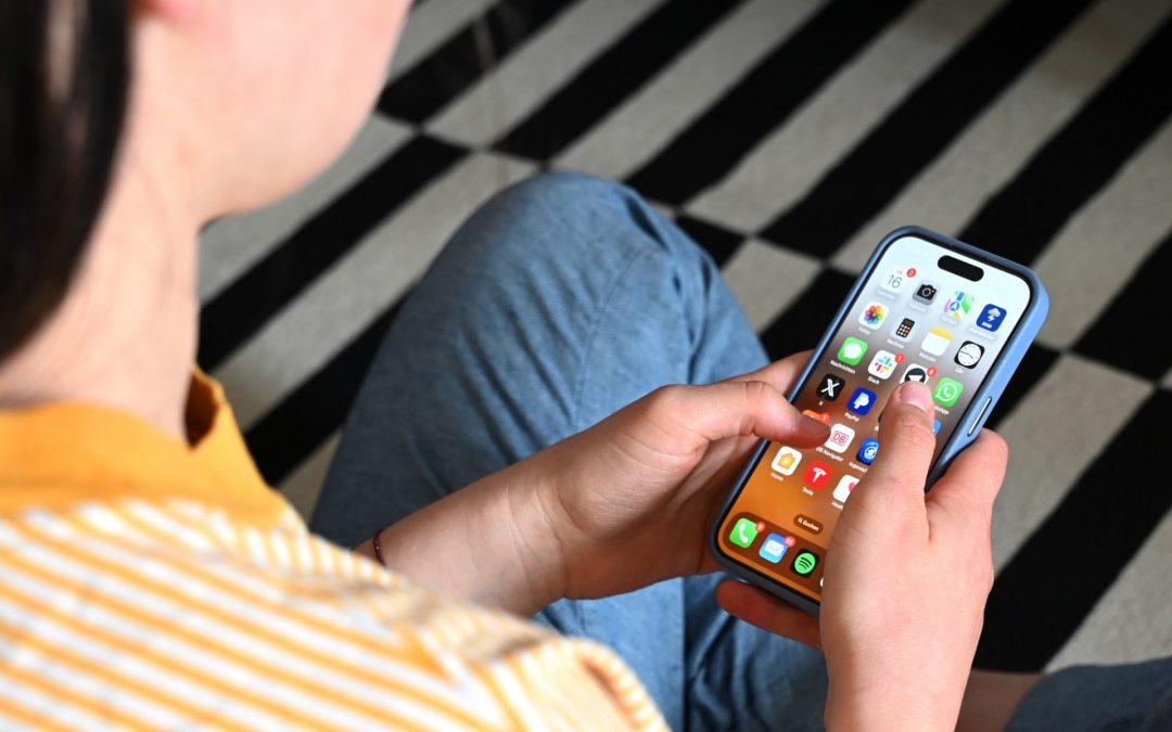 The debate about the appropriate age for children to use social media is heavily influenced by the spread of content created by Artificial Intelligence. Photo: Elisa Schu/dpa