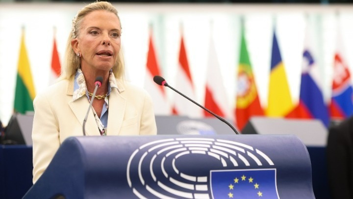 «Πώς ενισχύουμε την άμυνα της ευρωπαϊκής δημοκρατίας» – Άρθρο των Ελ. Βόζεμπεργκ και Τ. Τομπέ