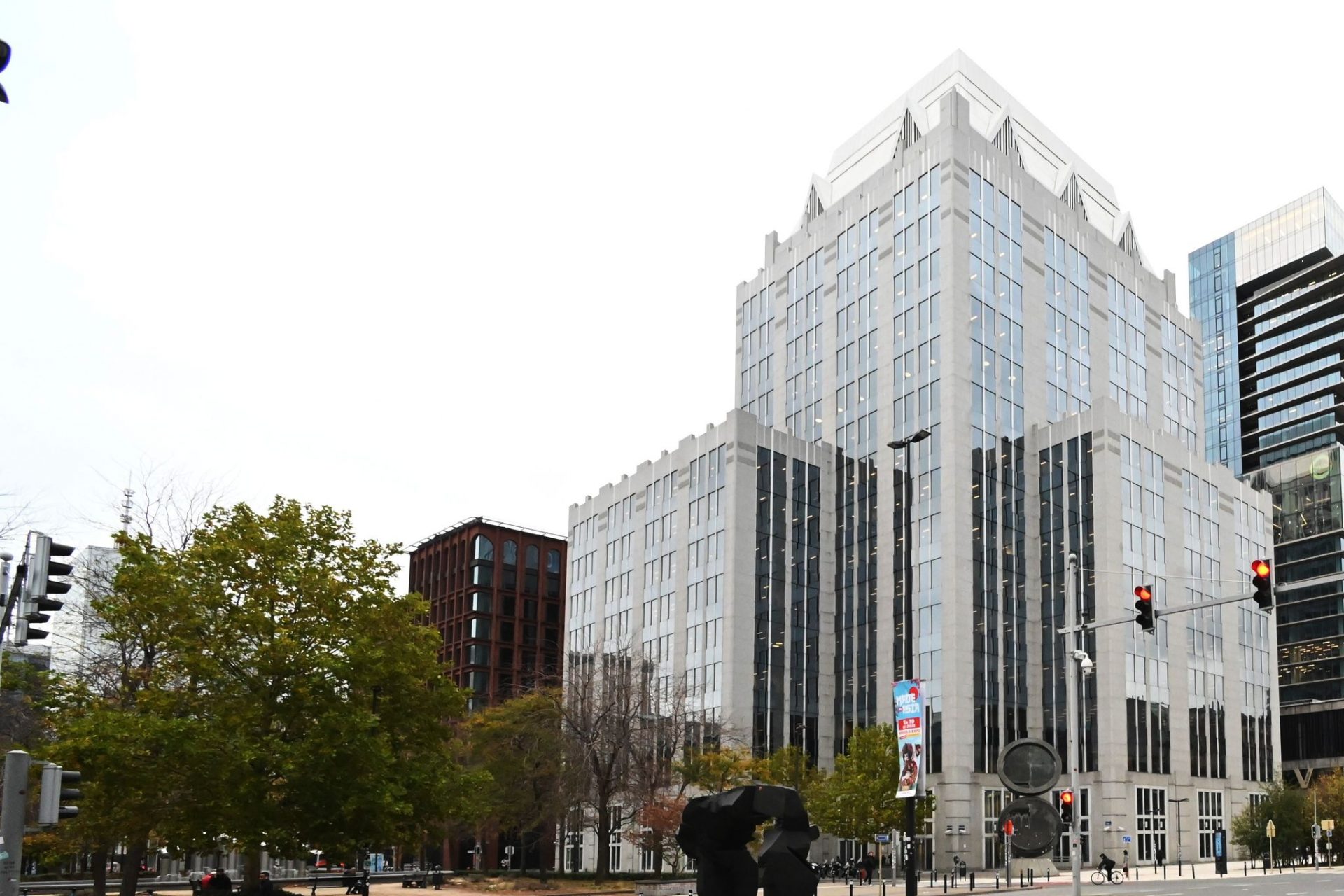 Aufnahme des Finanzinstituts Euroclear. Bei dem sogenannten Zentralverwahrer wurden nach Sanktionsentscheidungen der Europäischen Union Vermögenswerte der russischen Zentralbank im dreistelligen Milliardenwert immobilisiert. Ein Teil des Geldes soll nun für Kredite an die von Russland angegriffene Ukraine genutzt werden. (zu dpa: «Streit um Russen-Gelder: Belgiens Premier schickt Brandbrief»)