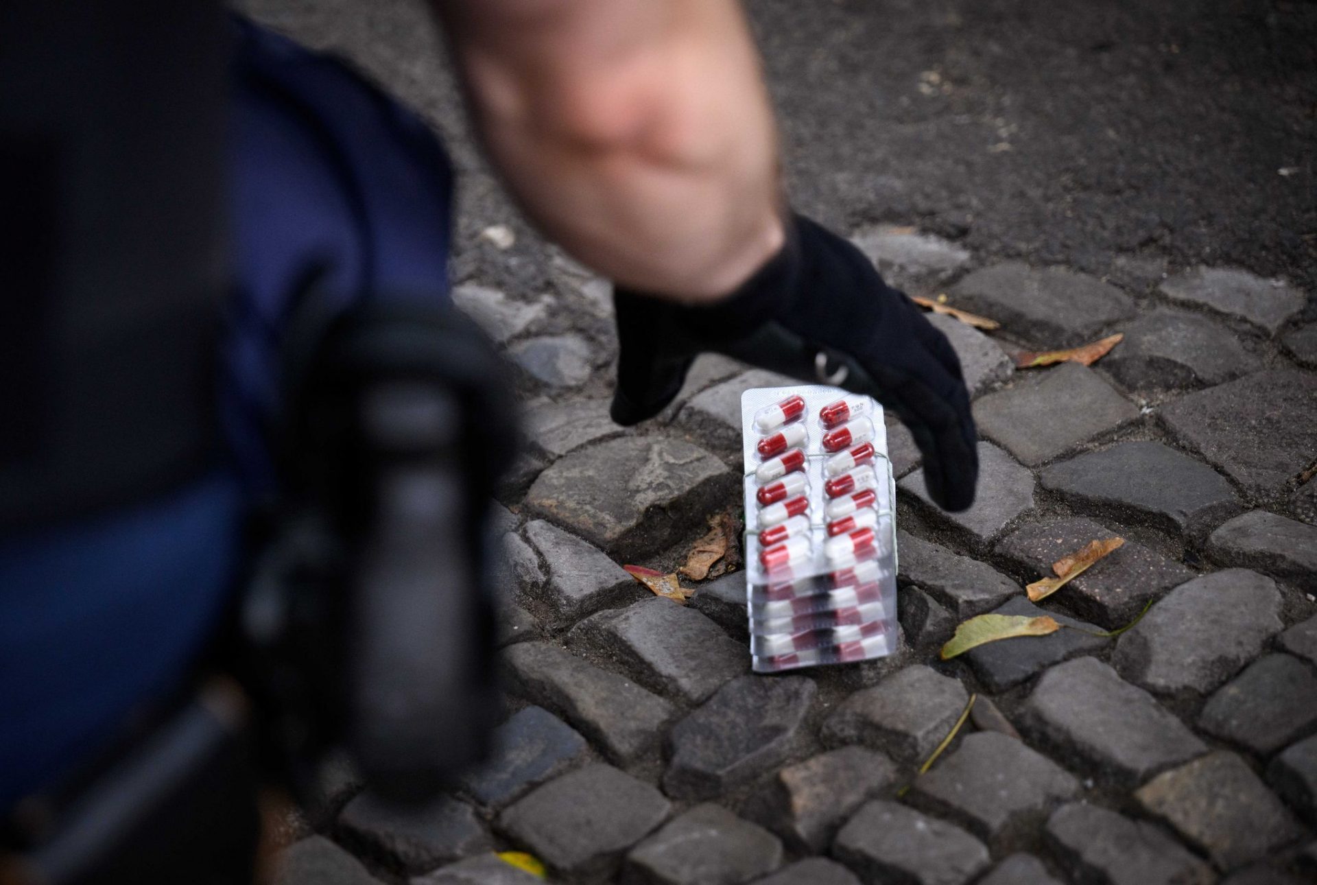 Polizeibeamte der Brennpunkt- und Präsenzeinheit (BPE) der Polizei Berlin überprüfen am Kottbusser Tor in Kreuzberg mutmaßliche Drogen-Dealer und beschlagnahmen dabei zahlreiche Tabletten, die immer häufiger in der Straßendrogen-Szene gedealt werden.  (zu dpa: «Kampf gegen Drogenhandel: EU-Kommission setzt auf Frontex»)