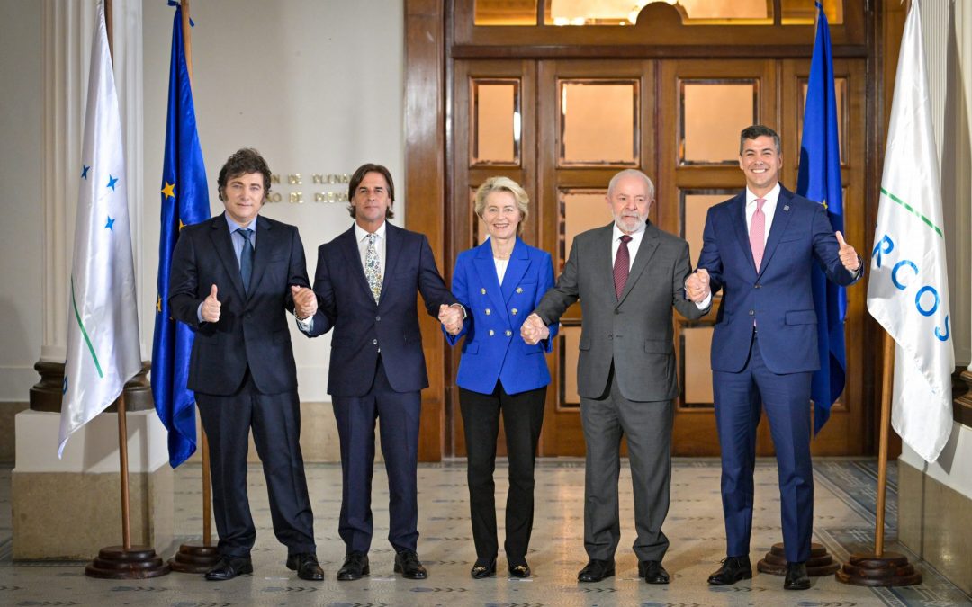 Der argentinische Präsident Javier Milei (l-r), der uruguayische Präsident Luis Lacalle Pou, die Präsidentin der Europäischen Kommission Ursula von der Leyen und der brasilianische Präsident Luiz Inacio Lula da Silva stellen sich während des Mercosur-Gipfels vor Fotografen für ein Foto auf. Foto: picture alliance/dpa | Santiago Mazzarovich