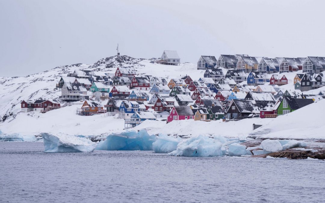 Casas coloridas cubiertas de nieve en Nuuk, la capital de Groenlandia, vistas desde el mar. Foto: Evgeniy Maloletka/AP/dpa