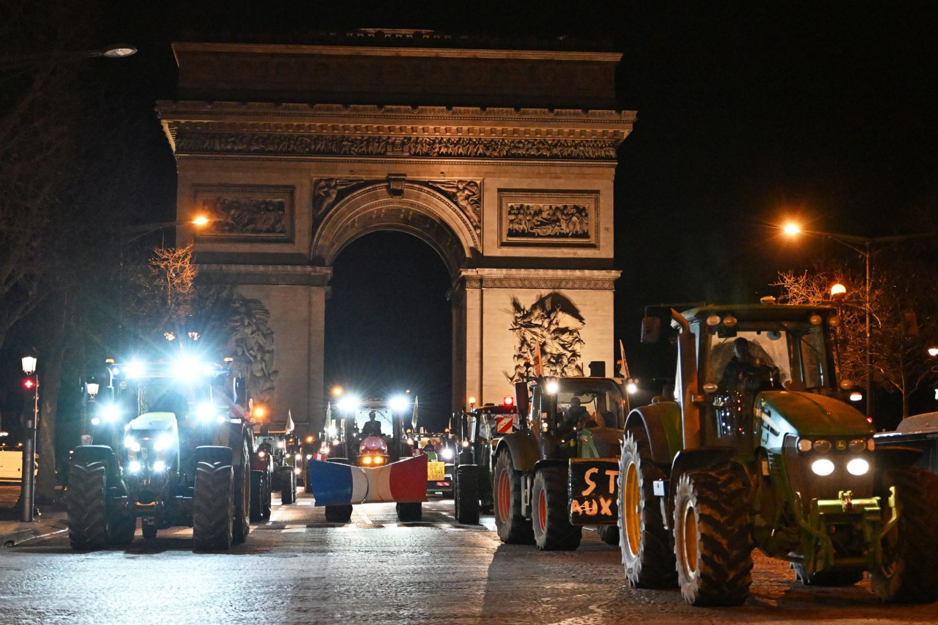 Landwirte fahren mit ihren Traktoren die Avenue des Champs-Elysees hinunter, während sie gegen das Mercosur-Handelsabkommen protestieren.