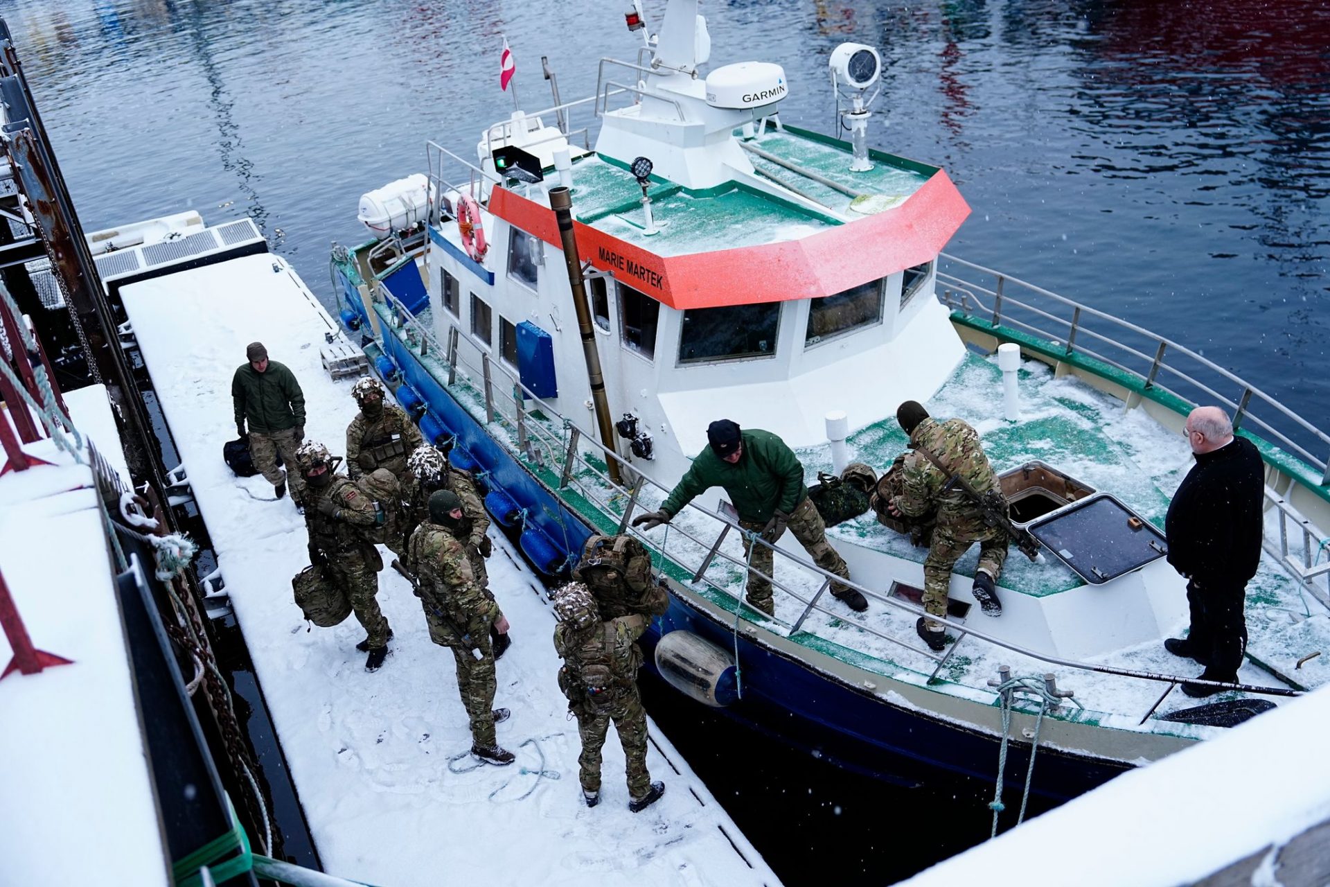 Dänische Soldaten gehen im Hafen von Nuuk an Land.